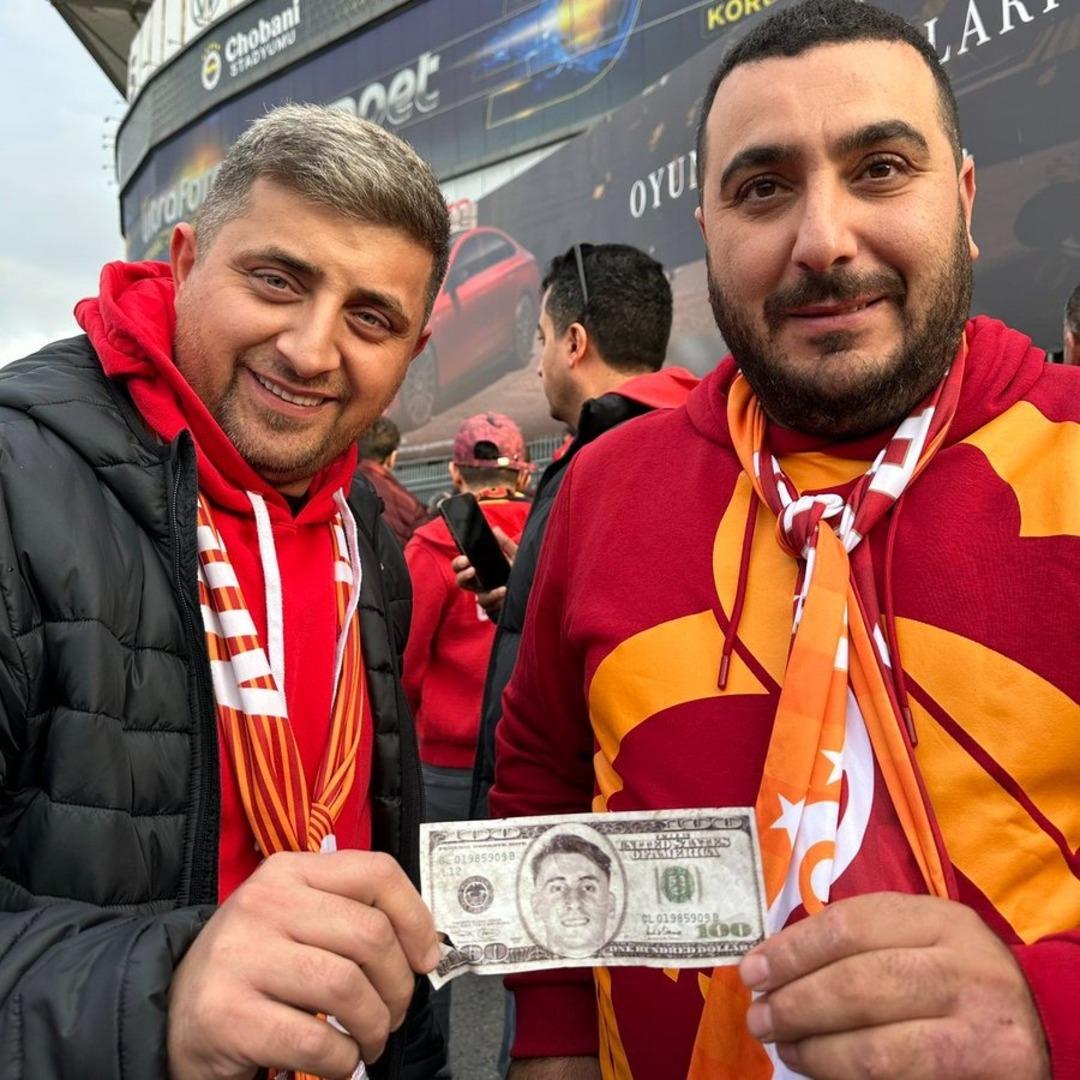 Galatasaray taraftarı stadyum önünde Kerem in fotoğrafını dolara bastırdı! 1