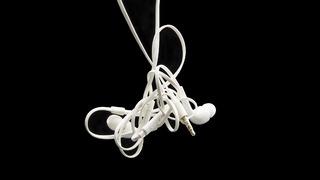 Kulaklık kabloları neden kendi kendine düğümlenir? Sebebi nedir?