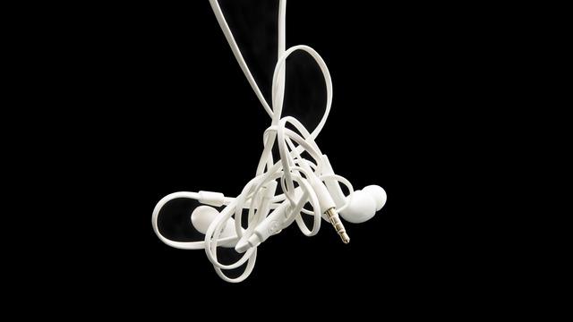 Kulaklık kabloları neden kendi kendine düğümlenir? Sebebi nedir?