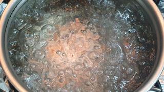 Kaynamış olan suyun içine soğuk su döküldüğünde neden sıçrama yapar? Sebebi nedir?