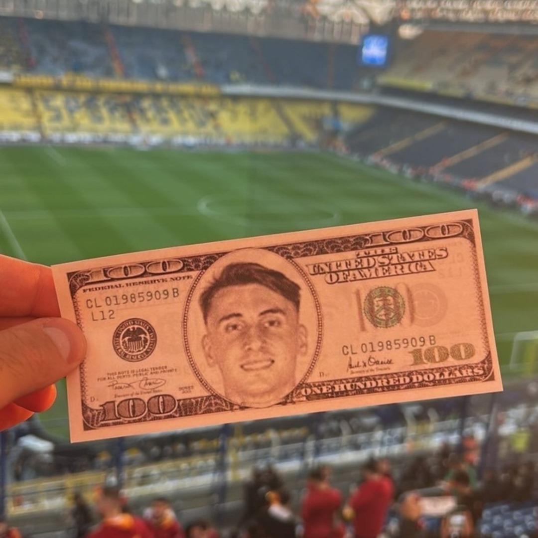 Galatasaray taraftarı stadyum önünde Kerem in fotoğrafını dolara bastırdı! 2
