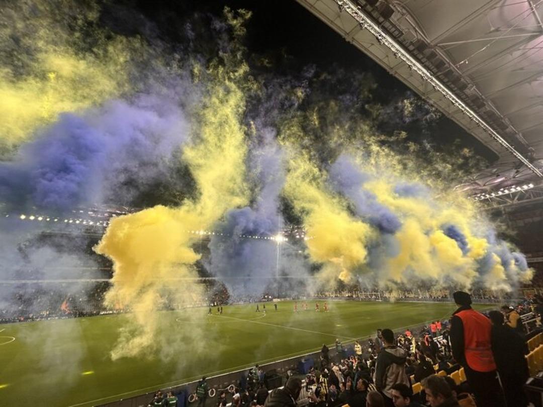 Galatasaraylı futbolcular saha zeminine &ccedil;ıktı! Fenerbah&ccedil;elilerden b&uuml;y&uuml;k s&uuml;rpriz geldi 1