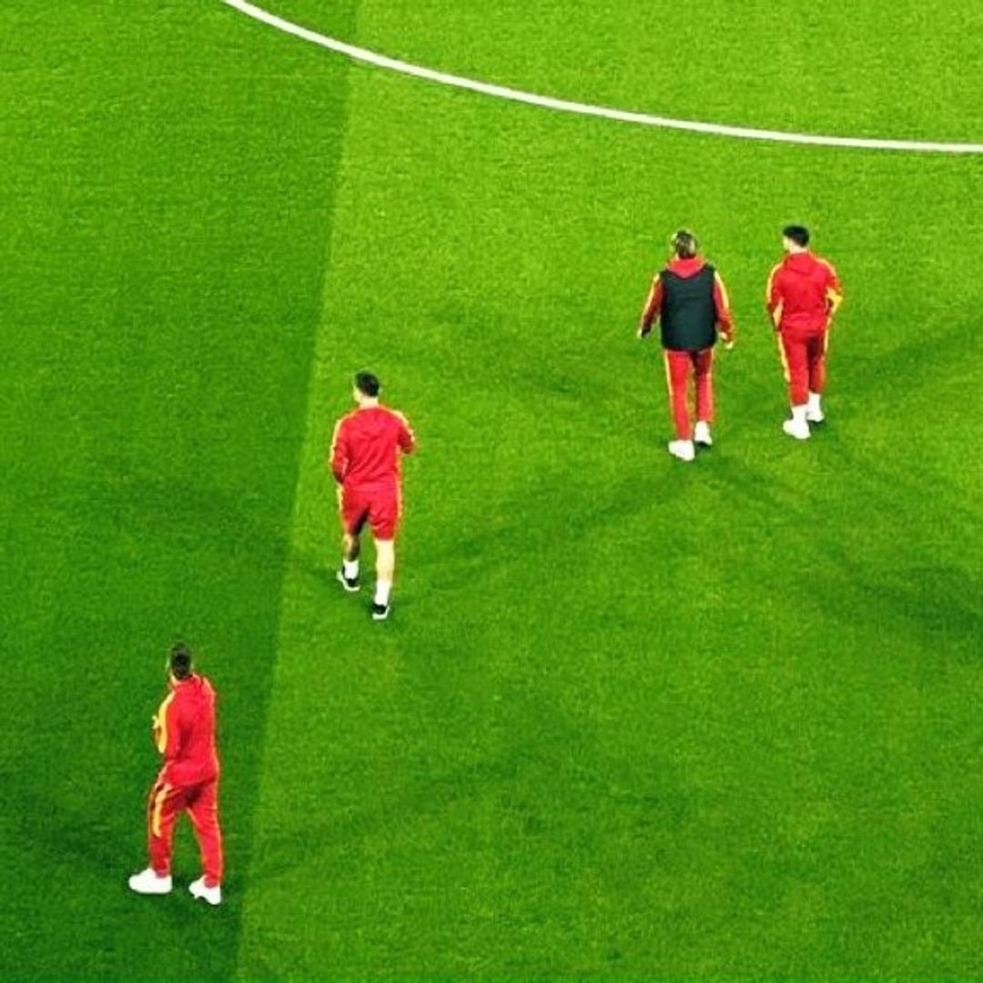 Galatasaraylı futbolcular saha zeminine &ccedil;ıktı! Fenerbah&ccedil;elilerden b&uuml;y&uuml;k s&uuml;rpriz geldi 2