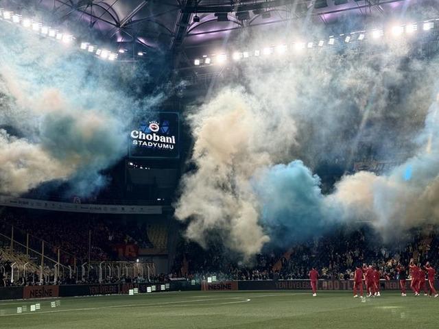 Galatasaraylı futbolcular saha zeminine çıktı! Fenerbahçelilerden büyük sürpriz geldi