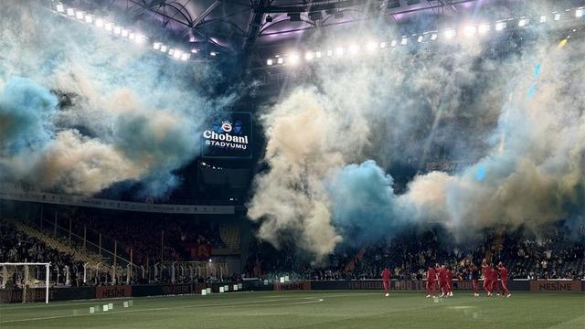 Galatasaraylı futbolcular saha zeminine çıktı! Fenerbahçelilerden büyük sürpriz geldi