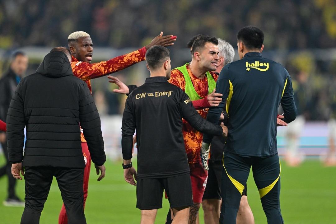 Fenerbahçe-Galatasaray derbisi başlamadan sahada kavga çıktı! 1