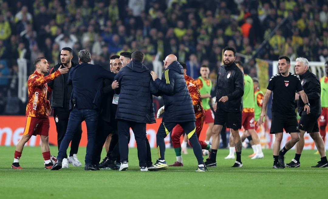 Fenerbahçe-Galatasaray derbisi başlamadan sahada kavga çıktı! 3