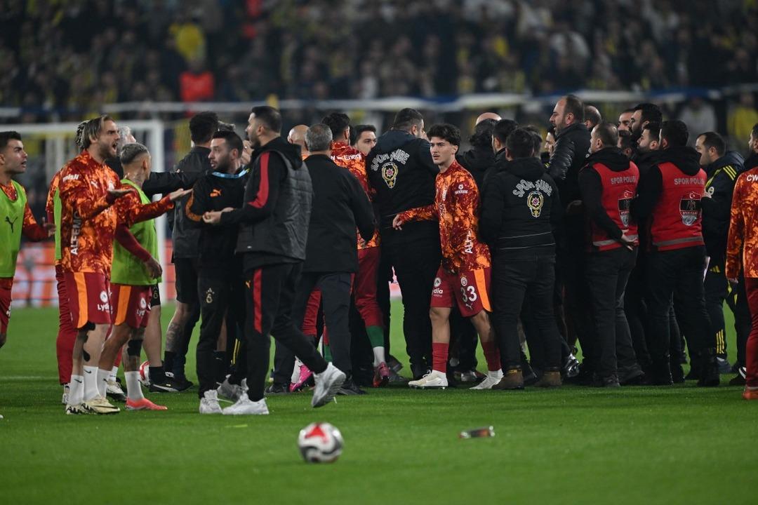 Fenerbahçe-Galatasaray derbisi başlamadan sahada kavga çıktı! 2