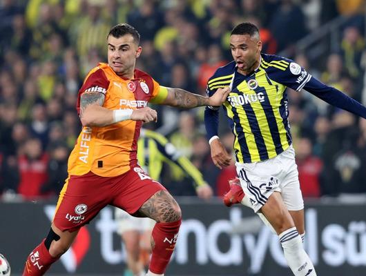 Kadık&ouml;y'de olay yaratan protesto! T&uuml;m trib&uuml;nler onu yuhaladı