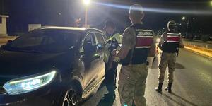 Trafik cezası yazdığı kişiyi &ouml;ğrenince pişman oldu, cezayı kendi cebinden &ouml;dedi