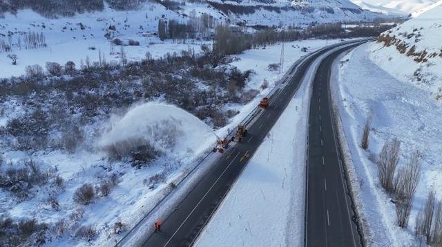 Bayburt’un yüksek kesimlerine kar yağdı 1
