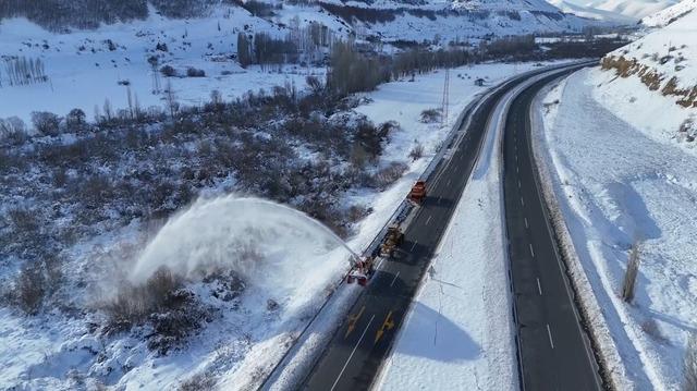 Bayburt’un yüksek kesimlerine kar yağdı 2