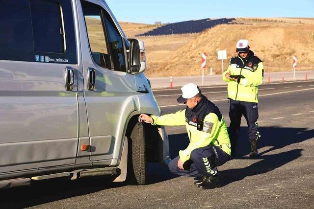 Araçlara kış denetimi: Jandarma lastik ve donanımları kontrol etti 1