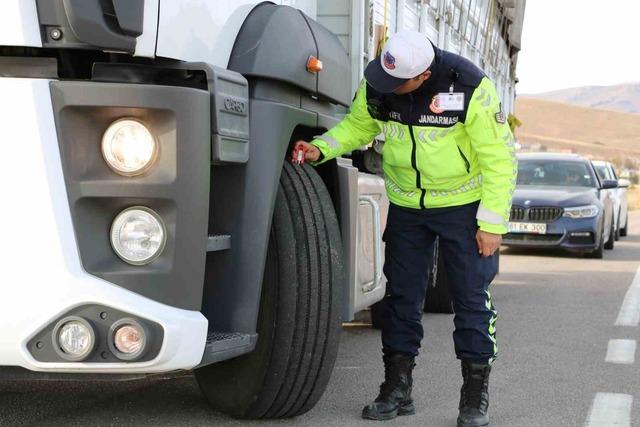 Araçlara kış denetimi: Jandarma lastik ve donanımları kontrol etti 2