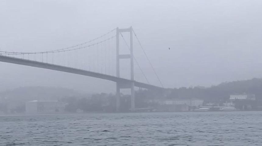 İstanbul'da sis! Boğazda gemi trafiği askıya alındı