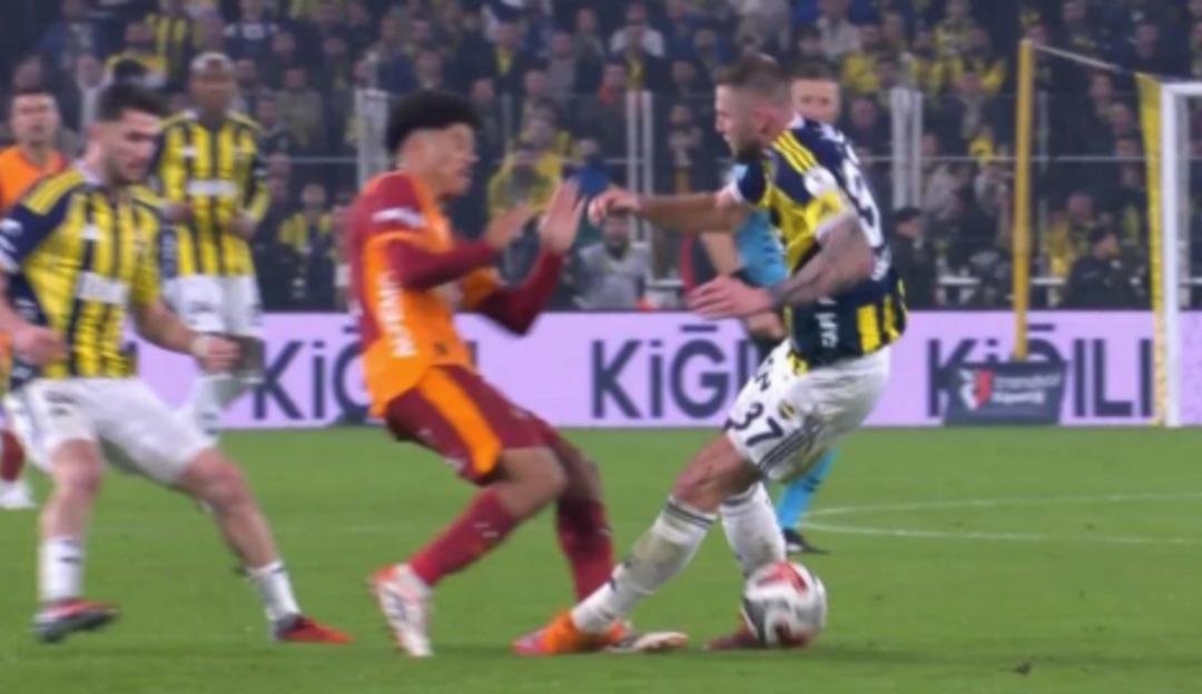 Dünya derbideki bu pozisyonu konuştu! Maçın son düdüğü çalar çalmaz açıklama... 2