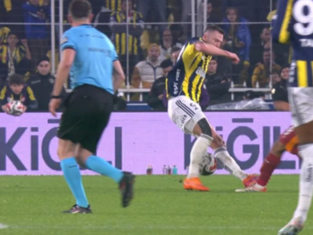 Dünya derbideki bu pozisyonu konuştu! Maçın son düdüğü çalar çalmaz açıklama...