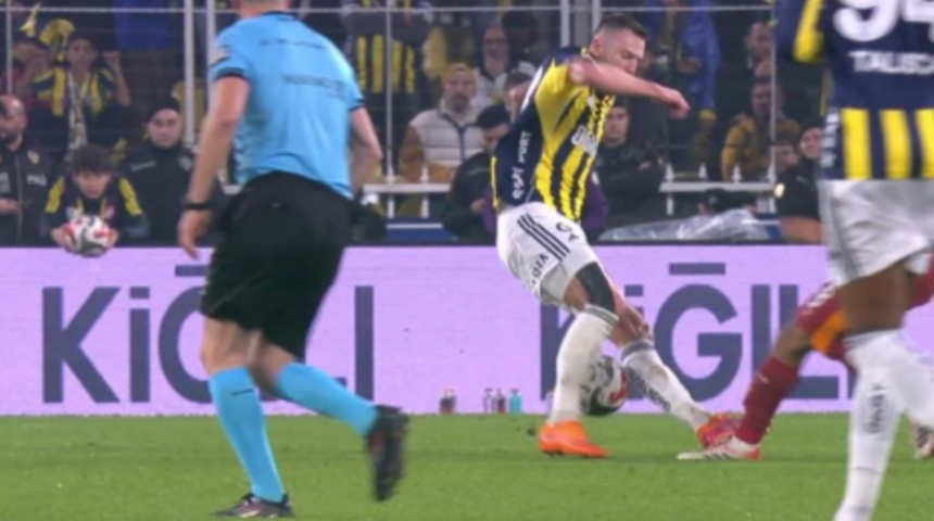 Dünya derbideki bu pozisyonu konuştu! Maçın son düdüğü çalar çalmaz açıklama...