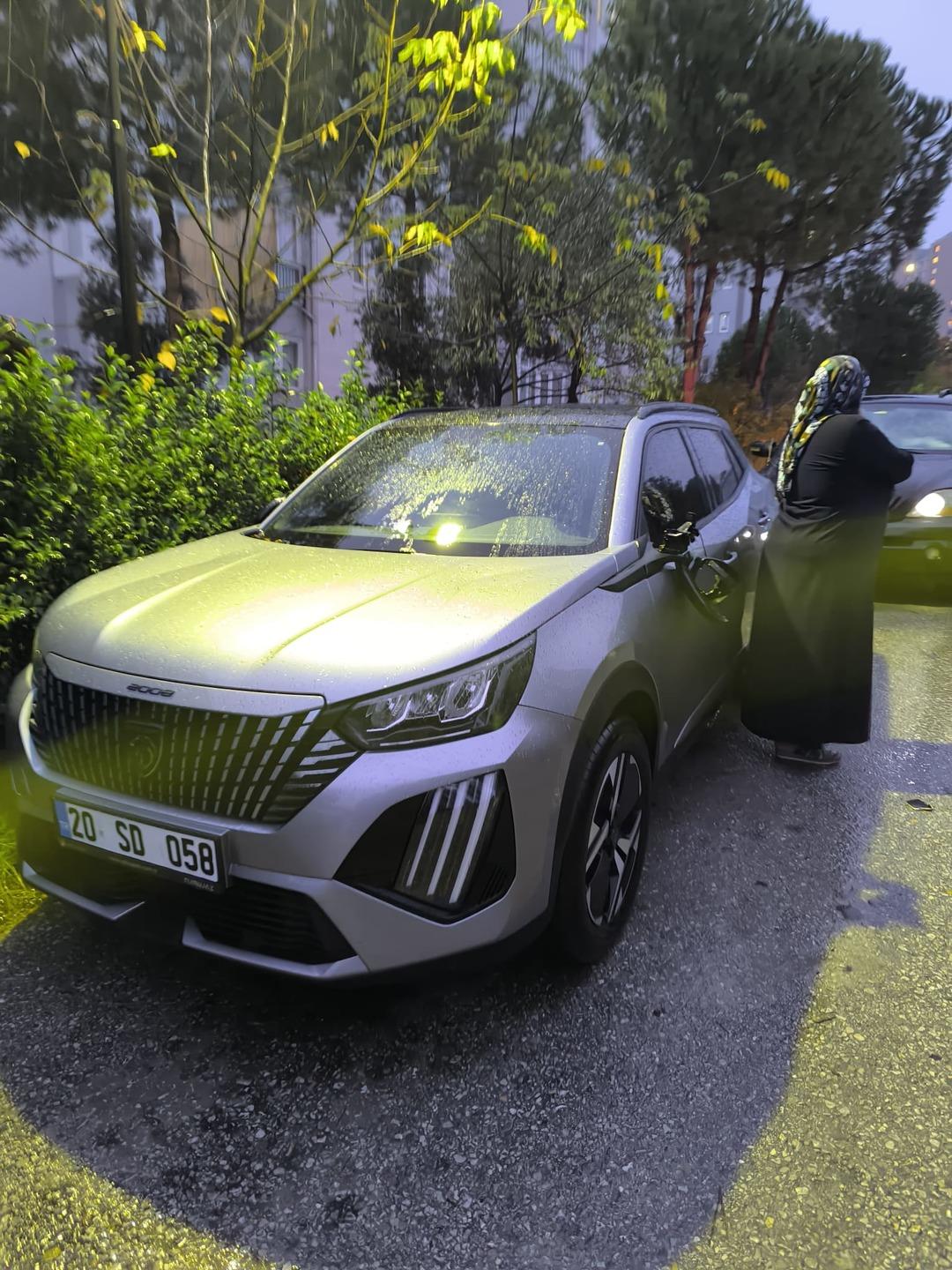 Avukat eline aldığı sopayla 40 araca zarar verdi!  2