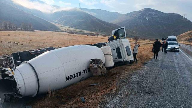 Tatvan-Hizan yolunda beton mikseri şarampole devrildi: 1 yaralı