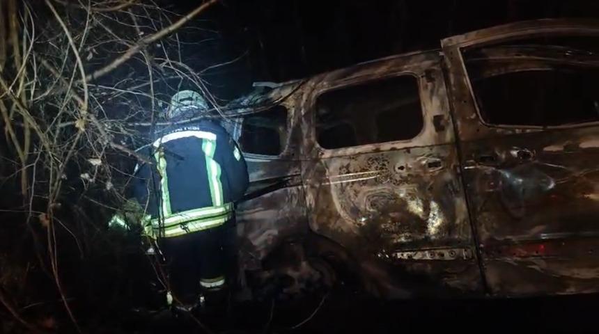 Ağaca &ccedil;arpan ara&ccedil; alev alev yandı