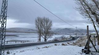 Patnos’ta mevsimin ilk karı yağdı