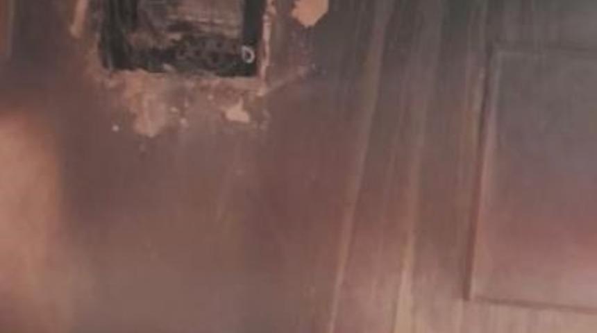 Yıldırım d&uuml;şen camide başlayan yangın ucuz atlatıldı