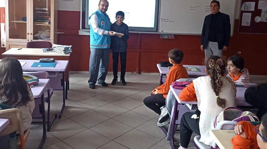 Emet&rsquo;te ortaokul &ouml;ğrencilerine Kur&rsquo;an-ı Kerim hediye edildi