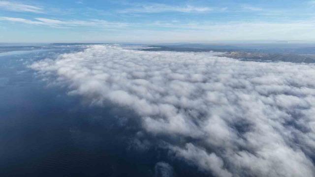 Yoğun sisle kaplanan Çanakkale Boğazı dronla görüntülendi 1