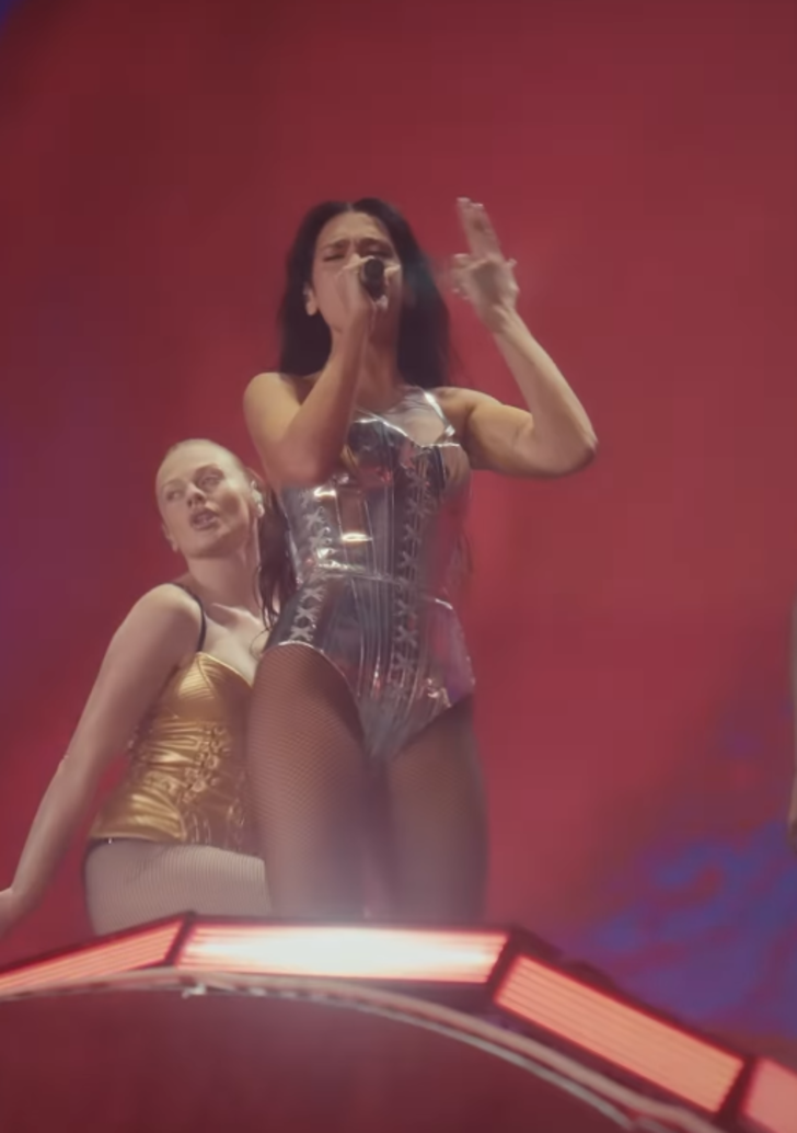 Dua Lipa: Sahnede parlayan formunun sırrı G1
