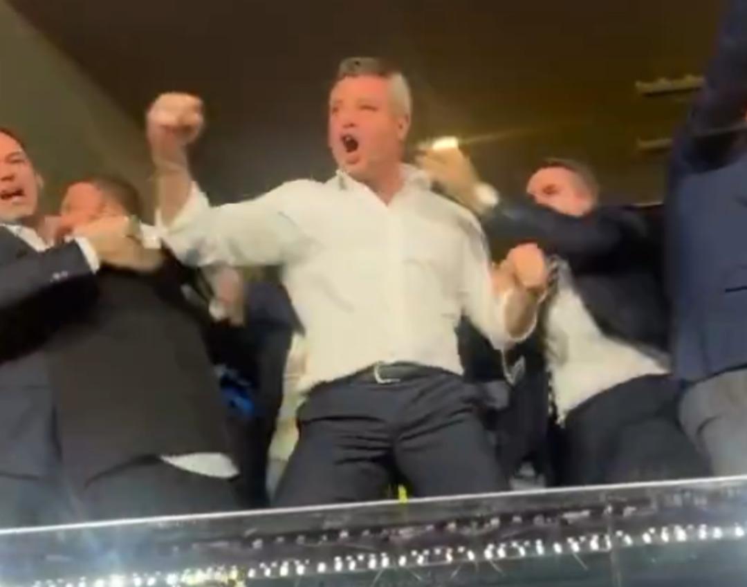 Uzatmalarda gelen gol sonrası Sadettin Saran kendinden ge&ccedil;ti! Sevinci sırasında Okan Buruk un ismini haykırdı  1