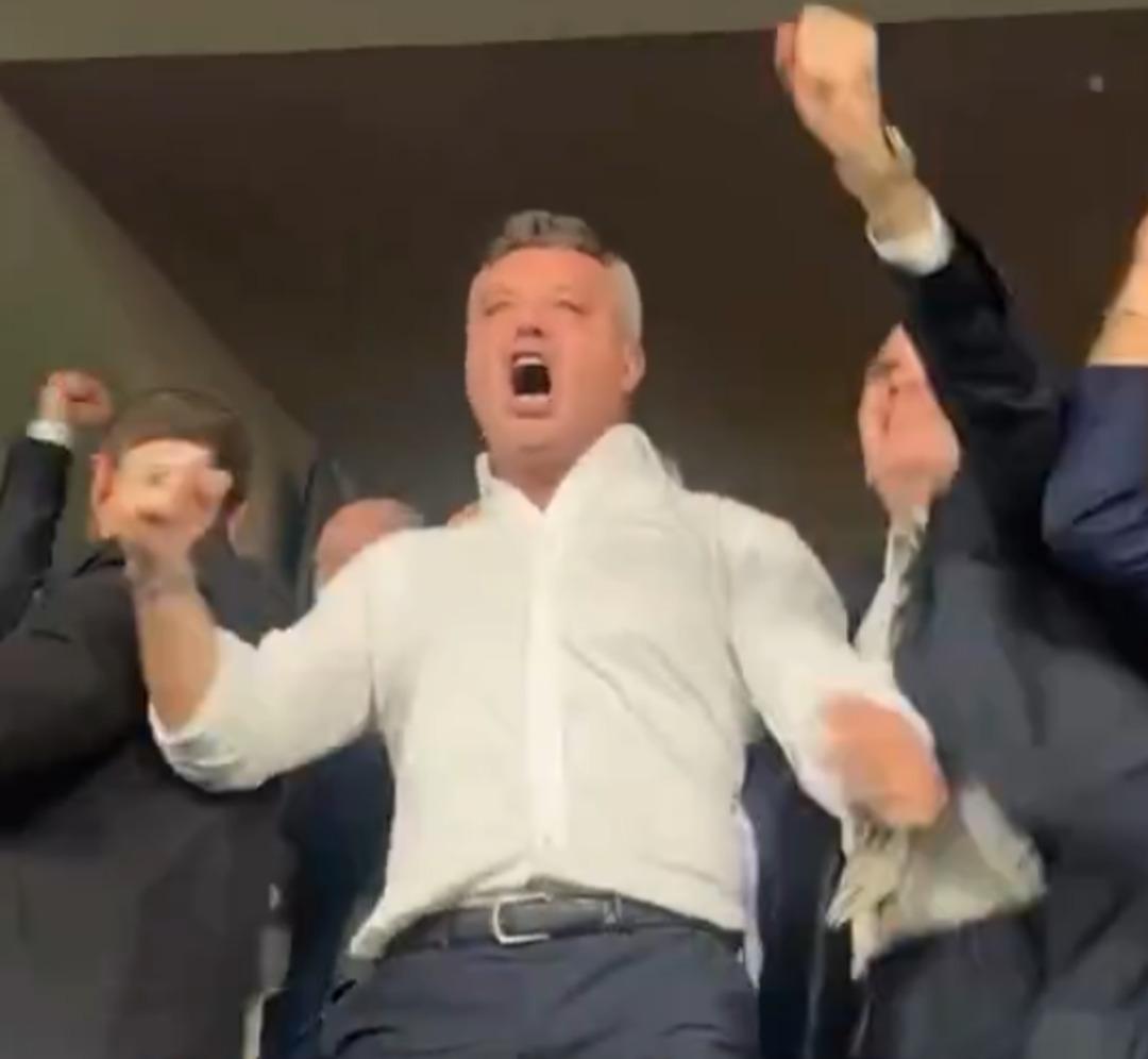 Uzatmalarda gelen gol sonrası Sadettin Saran kendinden ge&ccedil;ti! Sevinci sırasında Okan Buruk un ismini haykırdı  2