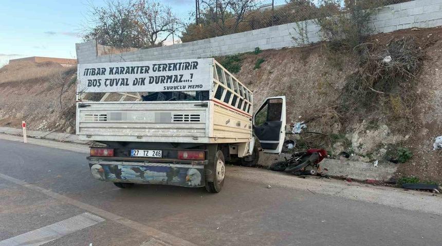Motosiklet ile kamyonet &ccedil;arpıştı: 1 &ouml;l&uuml;