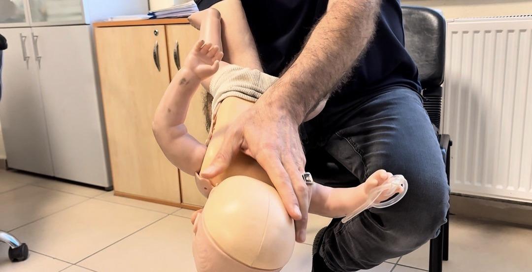 Korkutan 112 çağrısı: Telefonda verdiği talimatla 1 aylık bebeğin hayatını kurtardı! 1