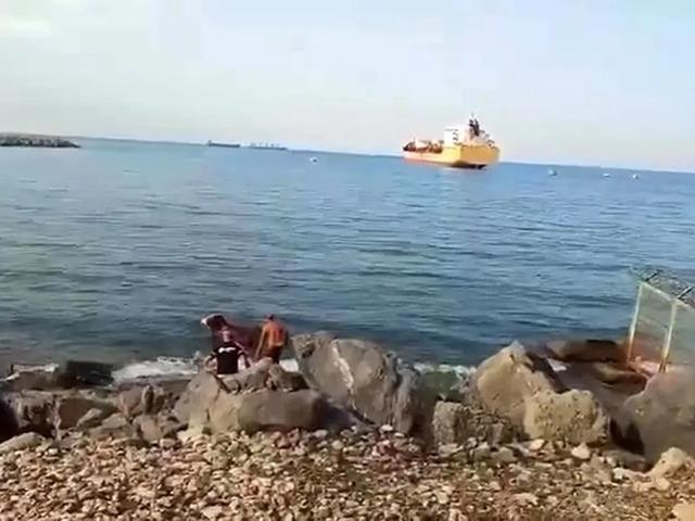 Gemiden düştü, karaya yüzerek çıktı! Vatandaşlar kurtardı