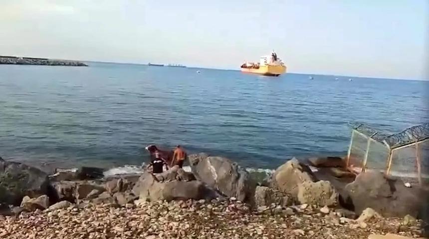 Gemiden düştü, karaya yüzerek çıktı! Vatandaşlar kurtardı