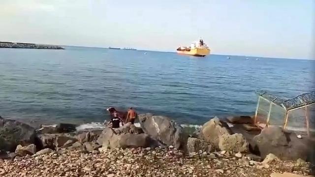 Gemiden düştü, karaya yüzerek çıktı! Vatandaşlar kurtardı