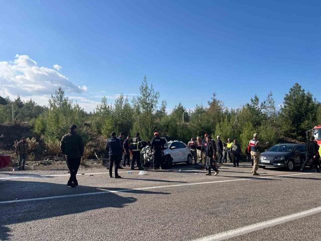 Kilis’te hafif ticari araçla otomobil çarpıştı: 5’i ağır, 6 yaralı 1