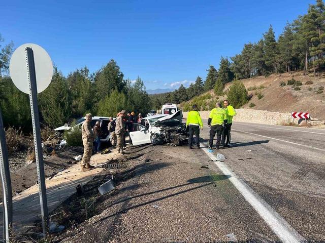 Kilis’te hafif ticari araçla otomobil çarpıştı: 5’i ağır, 6 yaralı 2