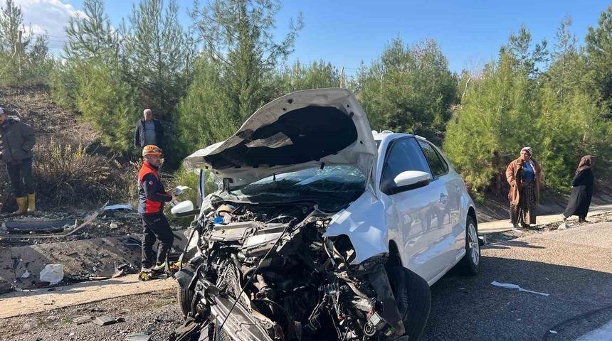 Kilis’te hafif ticari araçla otomobil çarpıştı: 5’i ağır, 6 yaralı