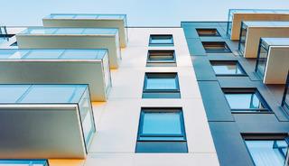 Tartıştıkları komşularını balkondan attılar