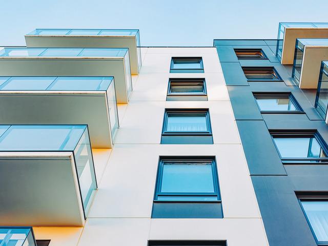 Tartıştıkları komşularını balkondan attılar