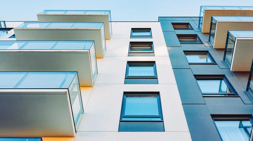 Tartıştıkları komşularını balkondan attılar