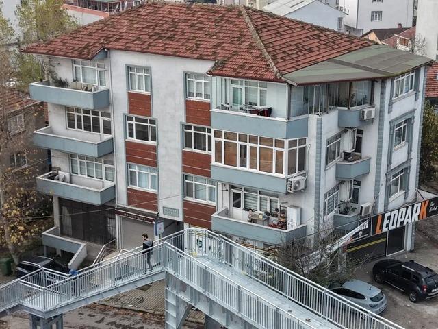 "Evim görünüyor" dedi! Üst geçidi yıktırdı! 