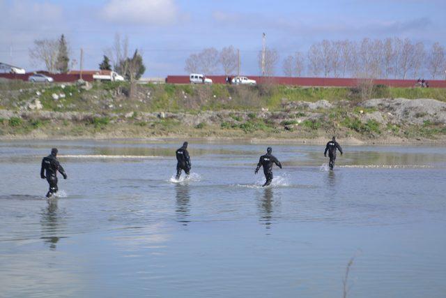 Kızılırmak Nehri'ne atlayan gençler akıntıya kapılıp kayboldu (3)