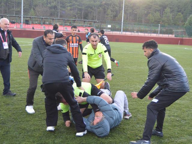 Eskişehir'de hakeme saldırı kameraya yansıdı! 