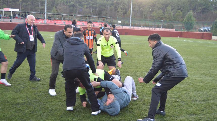 Eskişehir'de hakeme saldırı kameraya yansıdı! Hakem kanlar i&ccedil;inde kaldı