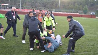 Eskişehir'de hakeme saldırı kameraya yansıdı! Hakem kanlar içinde kaldı