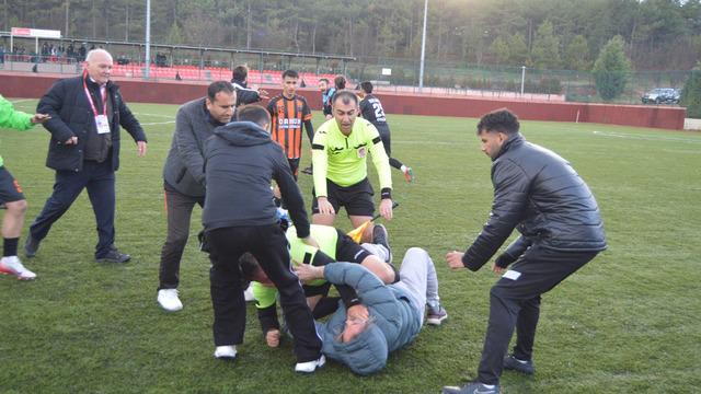 Eskişehir'de hakeme saldırı kameraya yansıdı! Hakem kanlar içinde kaldı