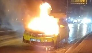 Beyoğlu’nda seyir halindeki ticari taksi alev alev yandı
